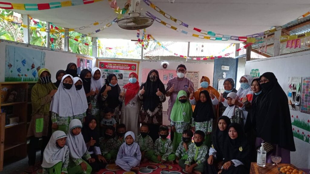 Nevi Zuairina Mengunjungi Lembaga Pendidikan yang Mendapat Bantuan