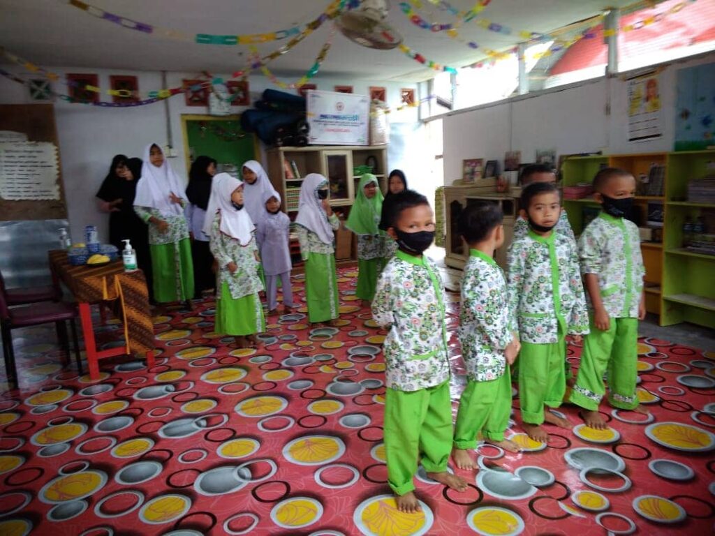 Nevi Zuairina Mengunjungi Lembaga Pendidikan yang Mendapat Bantuan