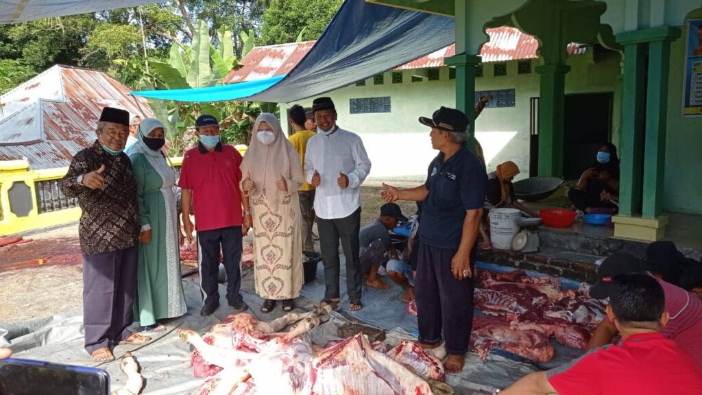 Rutinitas Hj. Nevi Zuairina Berkurban di Delapan Kabupaten Kota di Sumatera Barat