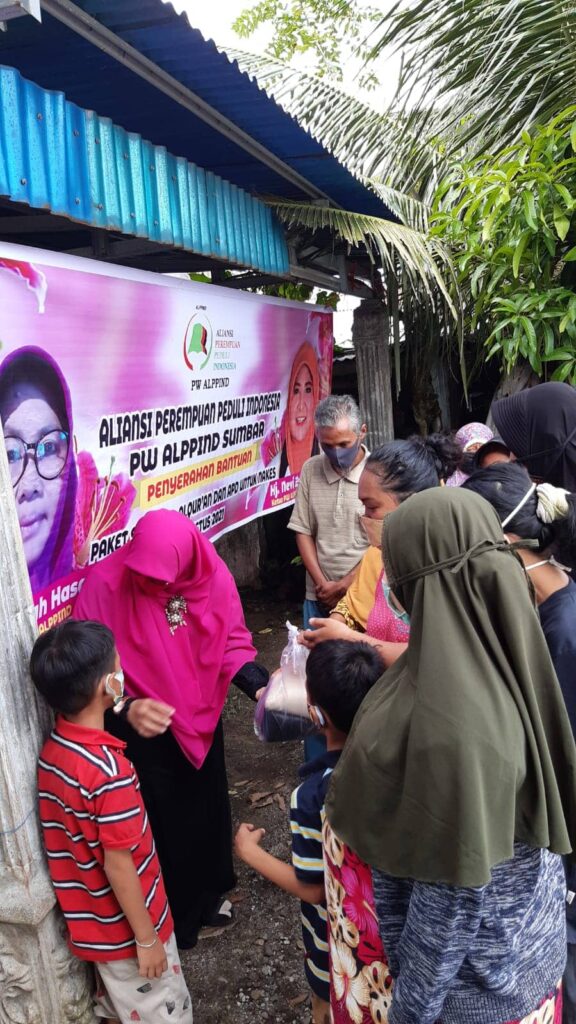 Jelang HUT RI, Nevi Zuairina dan ALPPIND Laksanakan Penyebaran Paket Sembako, APD dan Al Qur’an