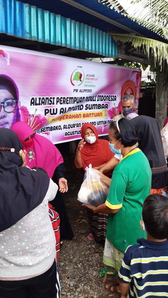 Jelang HUT RI, Nevi Zuairina dan ALPPIND Laksanakan Penyebaran Paket Sembako, APD dan Al Qur’an