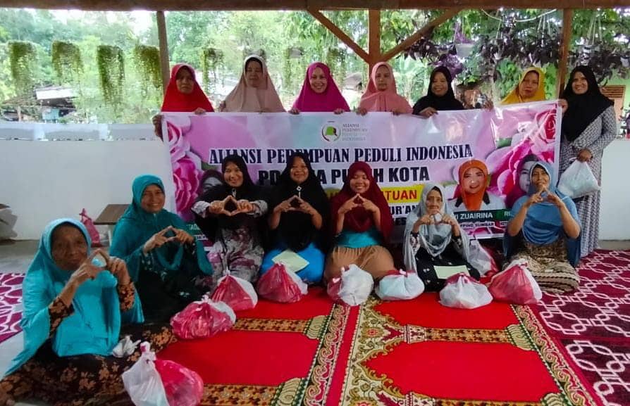 Jelang HUT RI, Nevi Zuairina dan ALPPIND Laksanakan Penyebaran Paket Sembako, APD dan Al Qur’an