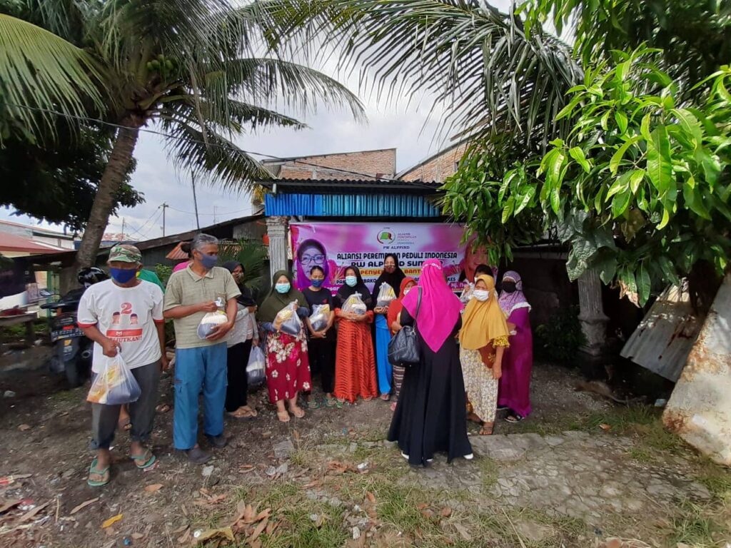 Jelang HUT RI, Nevi Zuairina dan ALPPIND Laksanakan Penyebaran Paket Sembako, APD dan Al Qur’an