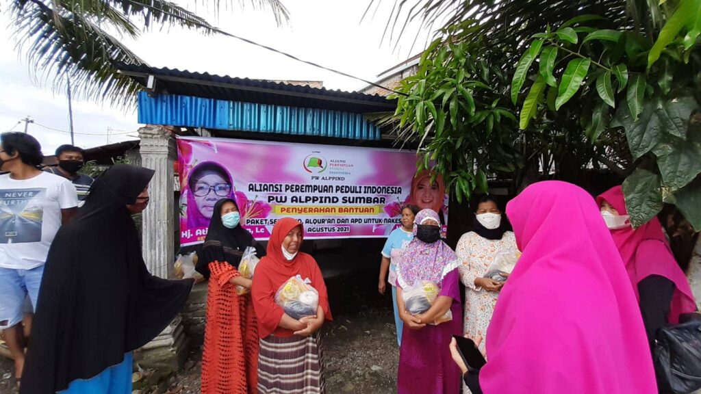 Jelang HUT RI, Nevi Zuairina dan ALPPIND Laksanakan Penyebaran Paket Sembako, APD dan Al Qur’an
