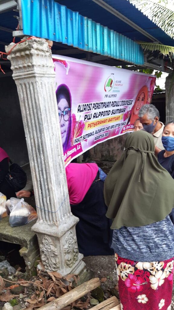 Jelang HUT RI, Nevi Zuairina dan ALPPIND Laksanakan Penyebaran Paket Sembako, APD dan Al Qur’an