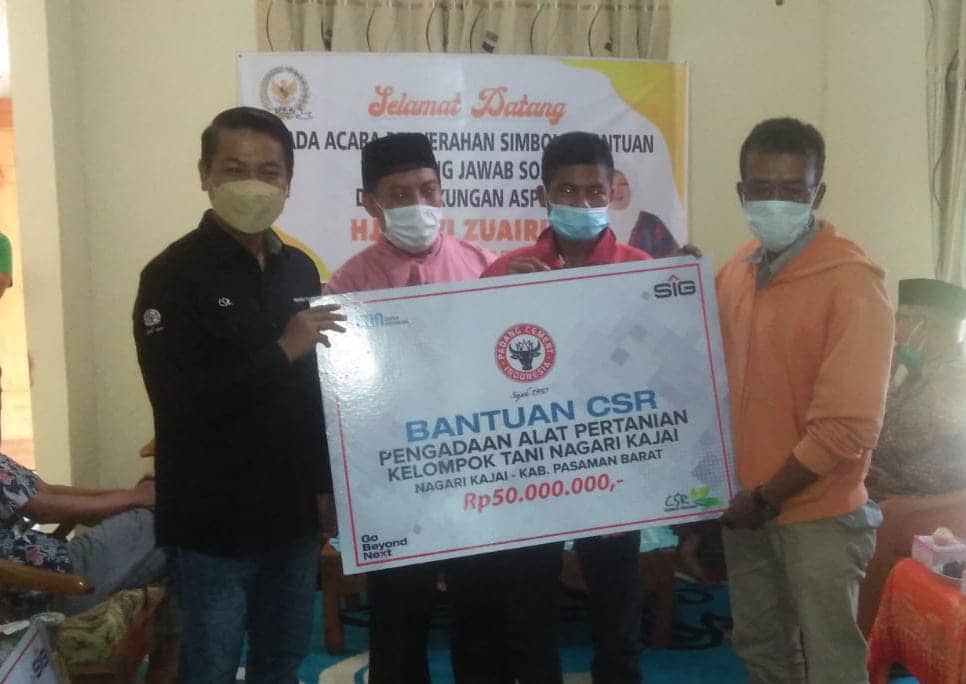 Nevi Zuairina Serahkan Bantuan TJSL Untuk Kelompok Tani dan Madrasah di Pariaman, Bukittinggi, Pasaman dan Pasaman Barat