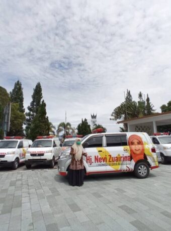 Kunjungan Ke Daerah Pemilihan, Nevi Zuairina Serahkan 8 Ambulan Untuk Pelayanan Sosial Kemasyarakatan