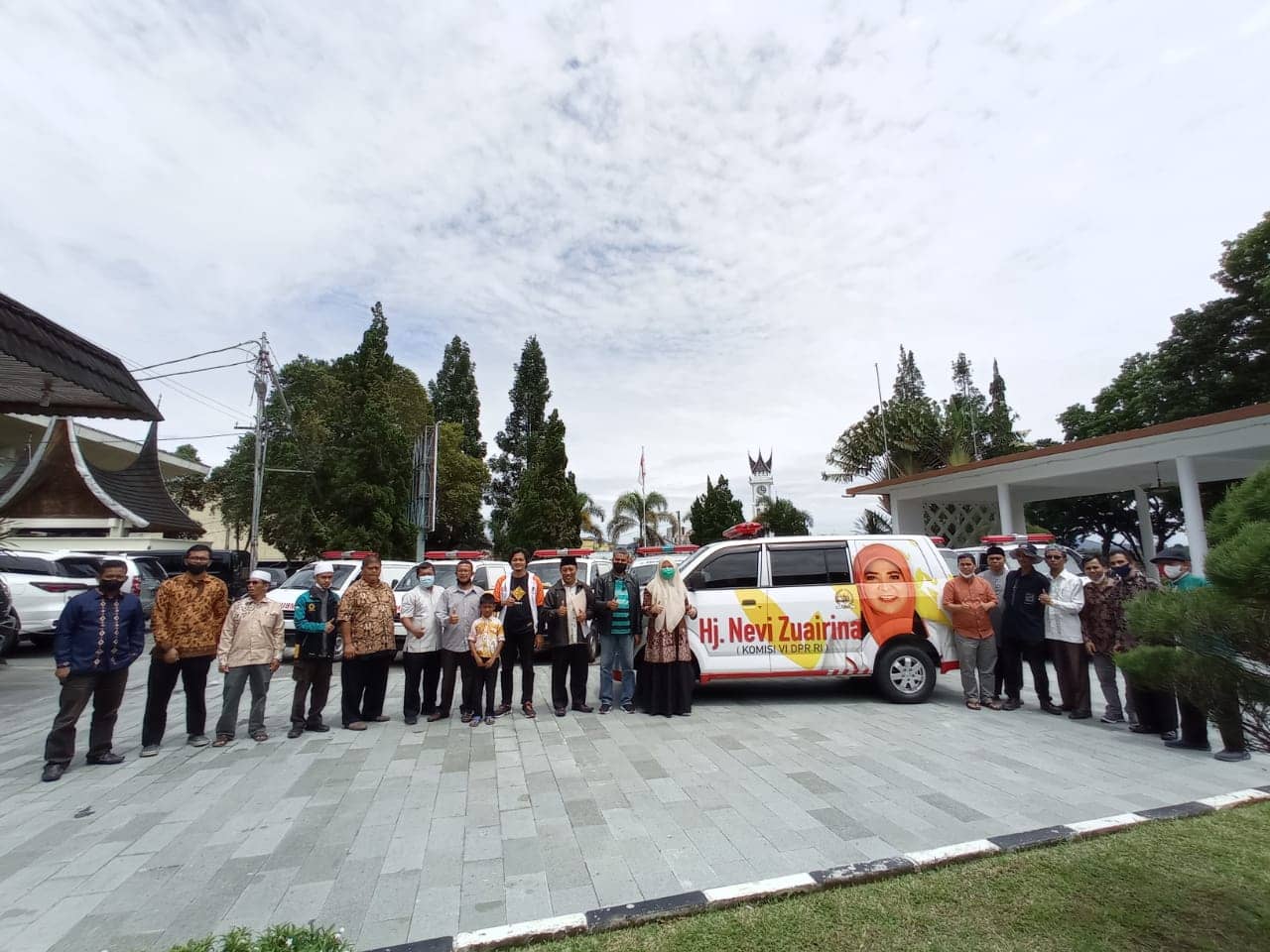 Kunjungan Ke Daerah Pemilihan, Nevi Zuairina Serahkan 8 Ambulan Untuk Pelayanan Sosial Kemasyarakatan