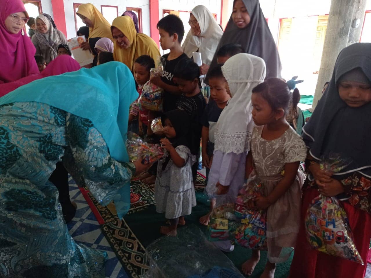 Nevi Zuairina Bersama PW ALPIND Berikan Trauma Healing Untuk Anak-Anak Lokasi Bencana Malampah Pasaman