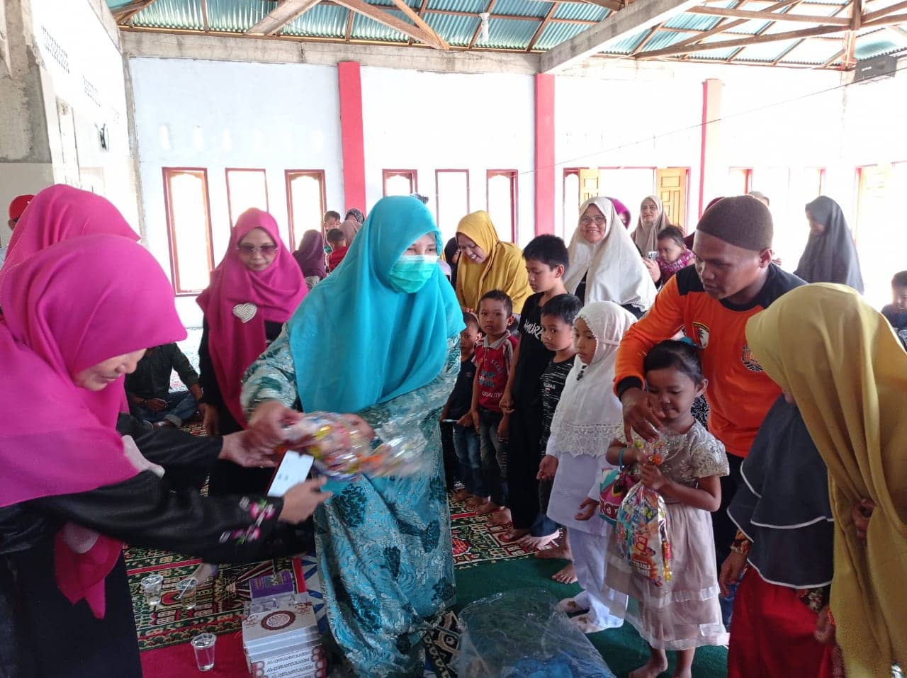 Nevi Zuairina Bersama PW ALPIND Berikan Trauma Healing Untuk Anak-Anak Lokasi Bencana Malampah Pasaman