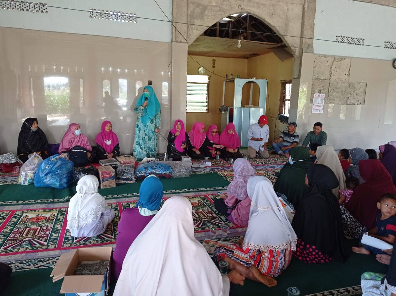 Nevi Zuairina Bersama PW ALPIND Berikan Trauma Healing Untuk Anak-Anak Lokasi Bencana Malampah Pasaman