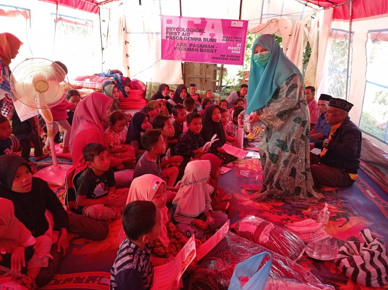 Nevi Zuairina Bersama PW ALPIND Berikan Trauma Healing Untuk Anak-Anak Lokasi Bencana Malampah Pasaman