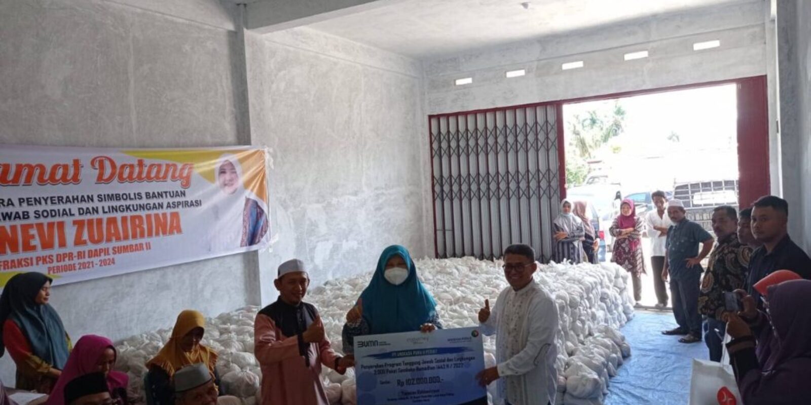 Di Dapil, Nevi Zuairina Salurkan Puluhan Ribu Sembako Untuk Warga Sumbar