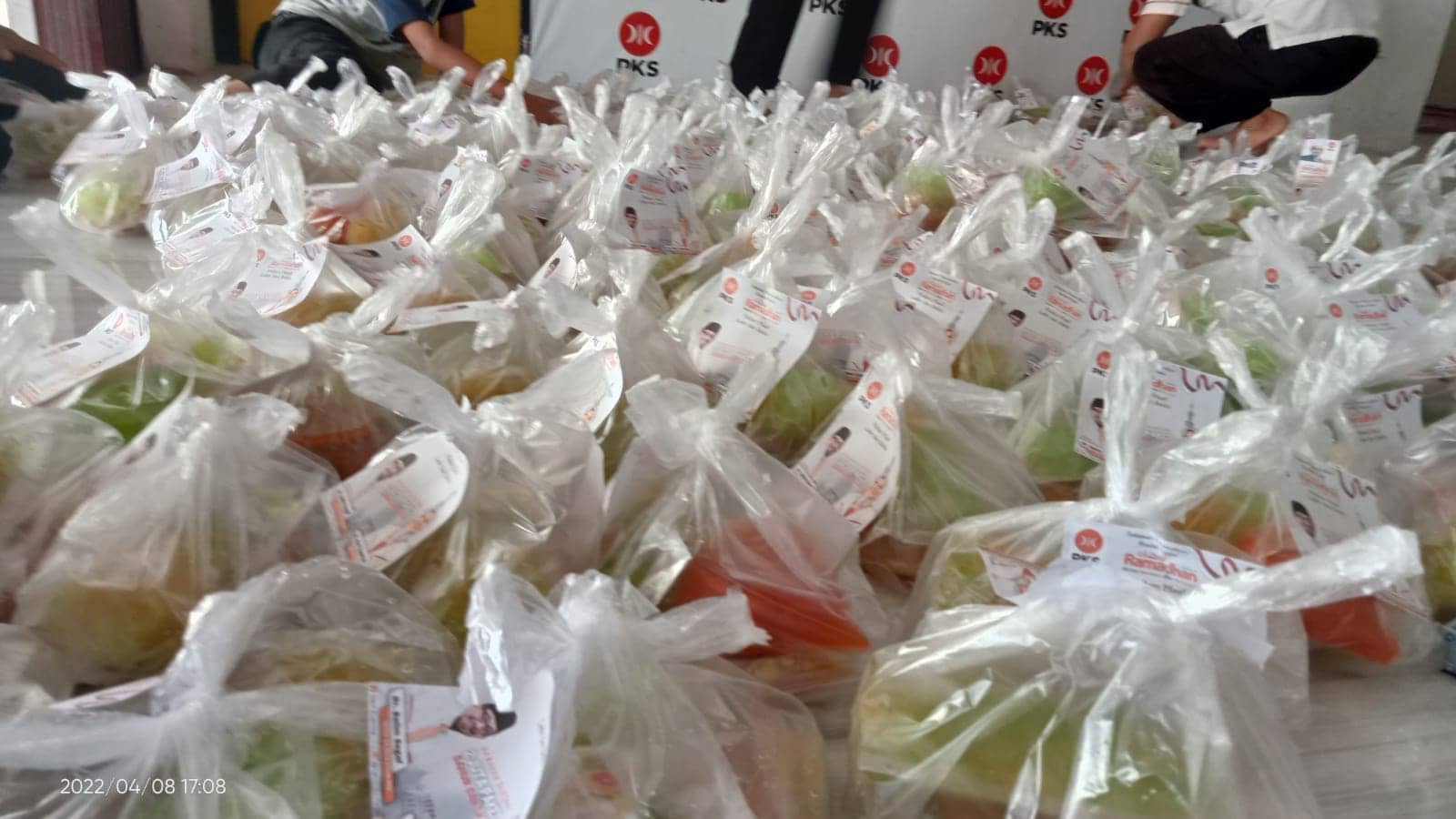 Mengawali Sebar Ribuan Makanan Berbuka di Dapil, Nevi Zuairina Membagikan di Beberapa Kabupaten Kota Sumatera Barat
