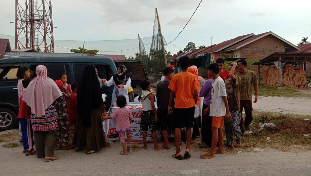 Mengawali Sebar Ribuan Makanan Berbuka di Dapil, Nevi Zuairina Membagikan di Beberapa Kabupaten Kota Sumatera Barat