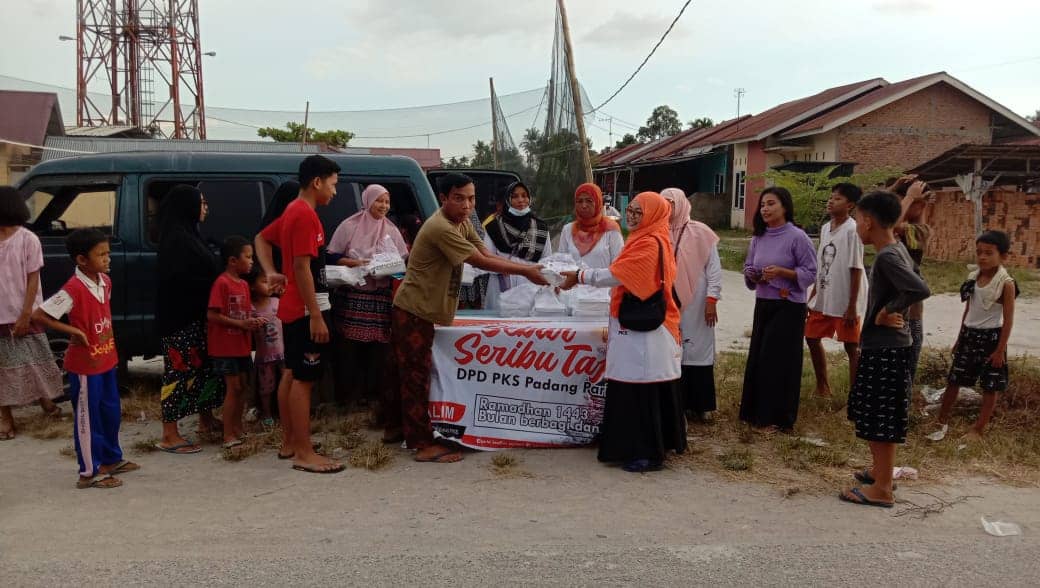 Mengawali Sebar Ribuan Makanan Berbuka di Dapil, Nevi Zuairina Membagikan di Beberapa Kabupaten Kota Sumatera Barat
