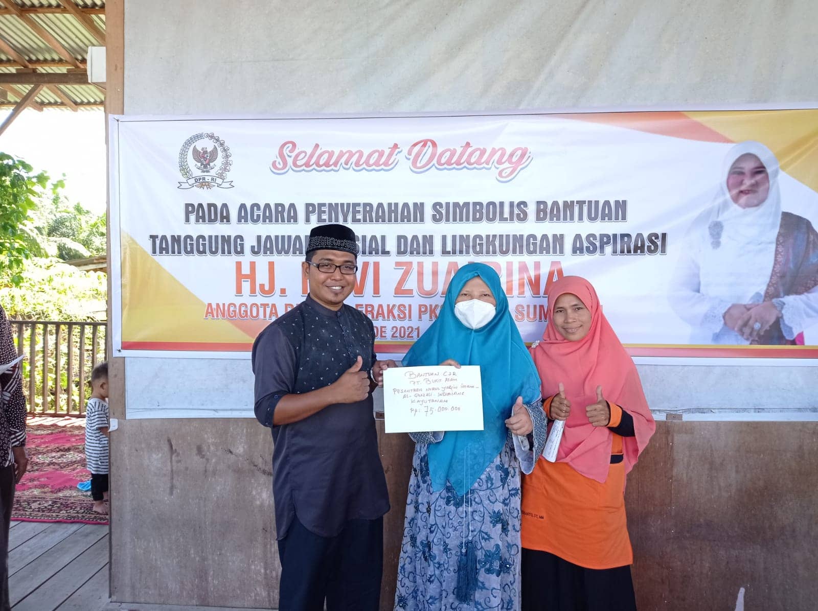 Nevi Zuairina Serah Terima TJSL Bantuan dari Bukit Asam dan Angkasa Pura