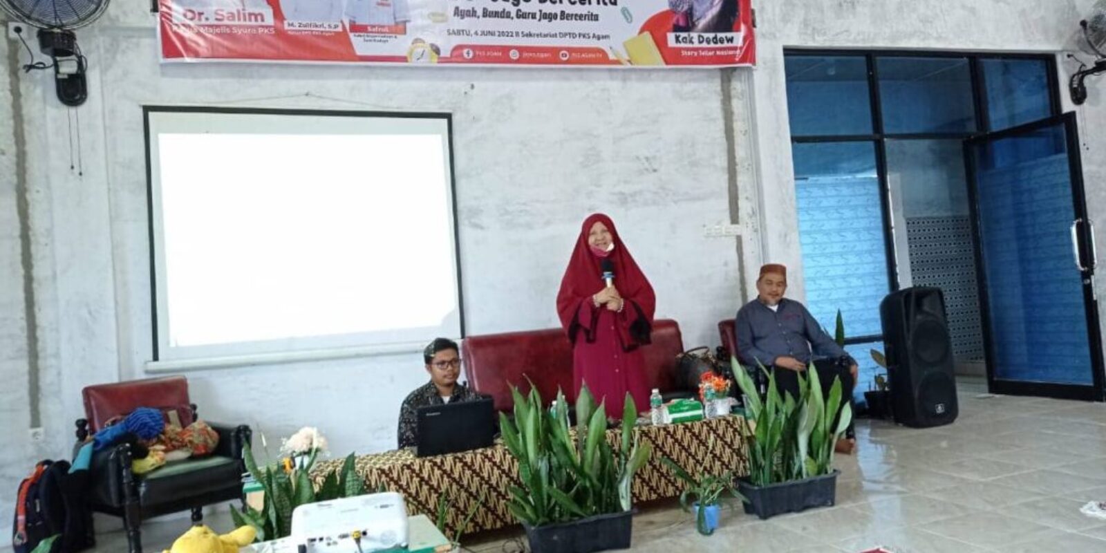 Bersama DPD PKS Kabupaten Agam, Nevi Zuairina Sampaikan Pentingnya Bercerita Pada Coaching Ayah Bunda Guru