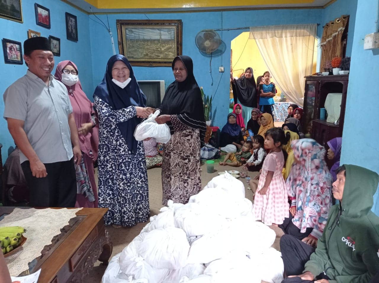 Nevi Zuairina Konsisten Berbagi Sembako di Dapilnya