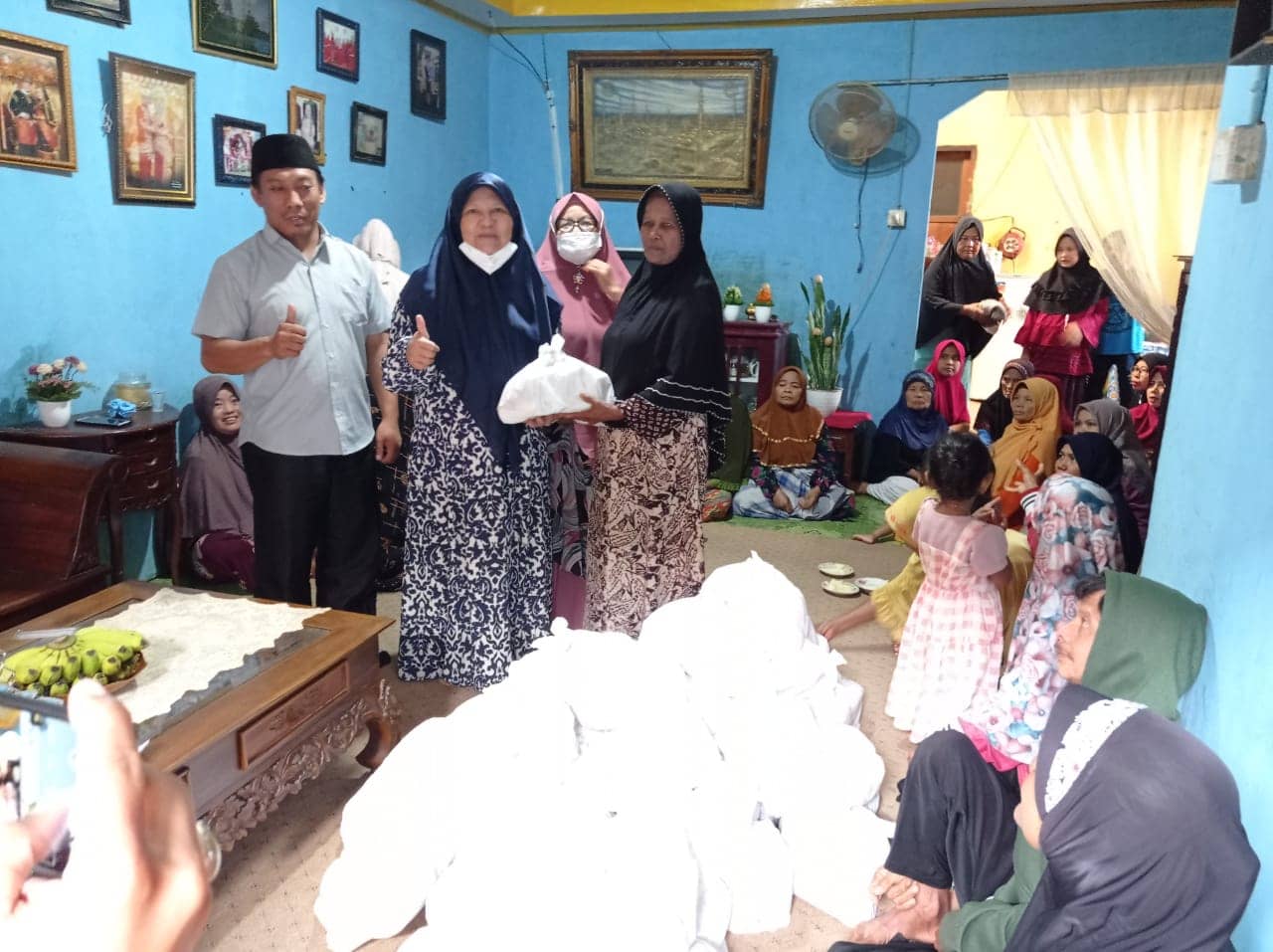 Nevi Zuairina Konsisten Berbagi Sembako di Dapilnya