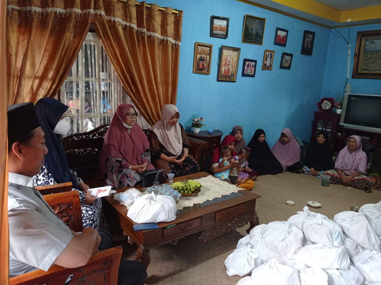 Nevi Zuairina Konsisten Berbagi Sembako di Dapilnya