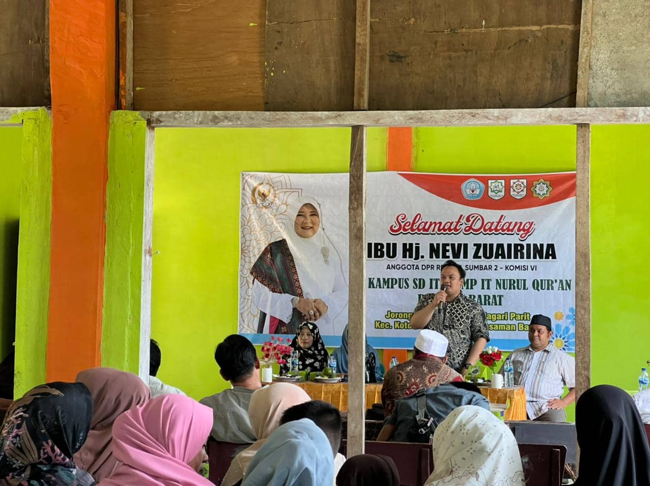 Di Kabupaten Pasaman Barat, Nevi Zuairina Konsisten Salurkan Bantuan