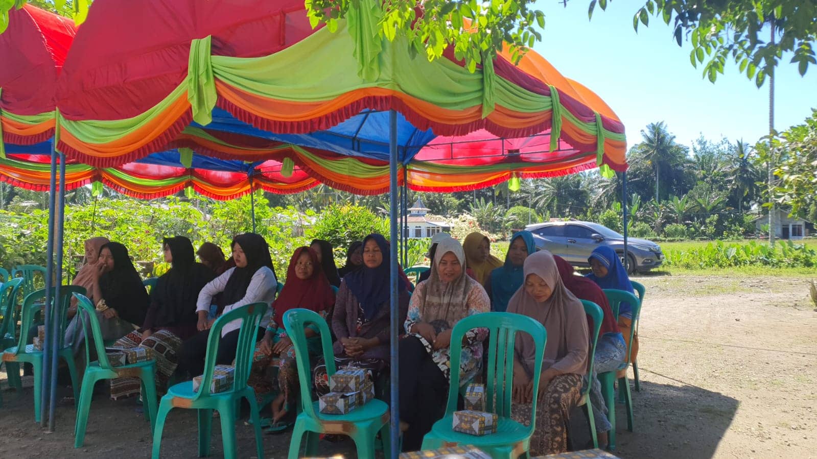 Di Kabupaten Pasaman Barat, Nevi Zuairina Konsisten Salurkan Bantuan