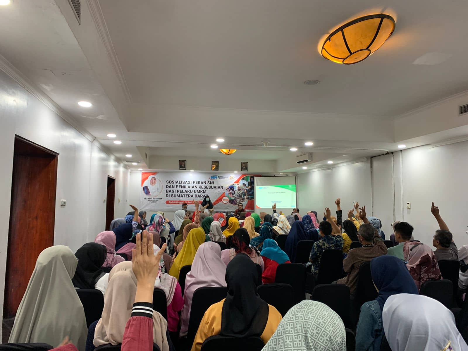 Legislator Sumbar, Hj Nevi Zuairina Minta UMKM Sumbar Masuk Pasar Digital dengan Segera Urus SNI