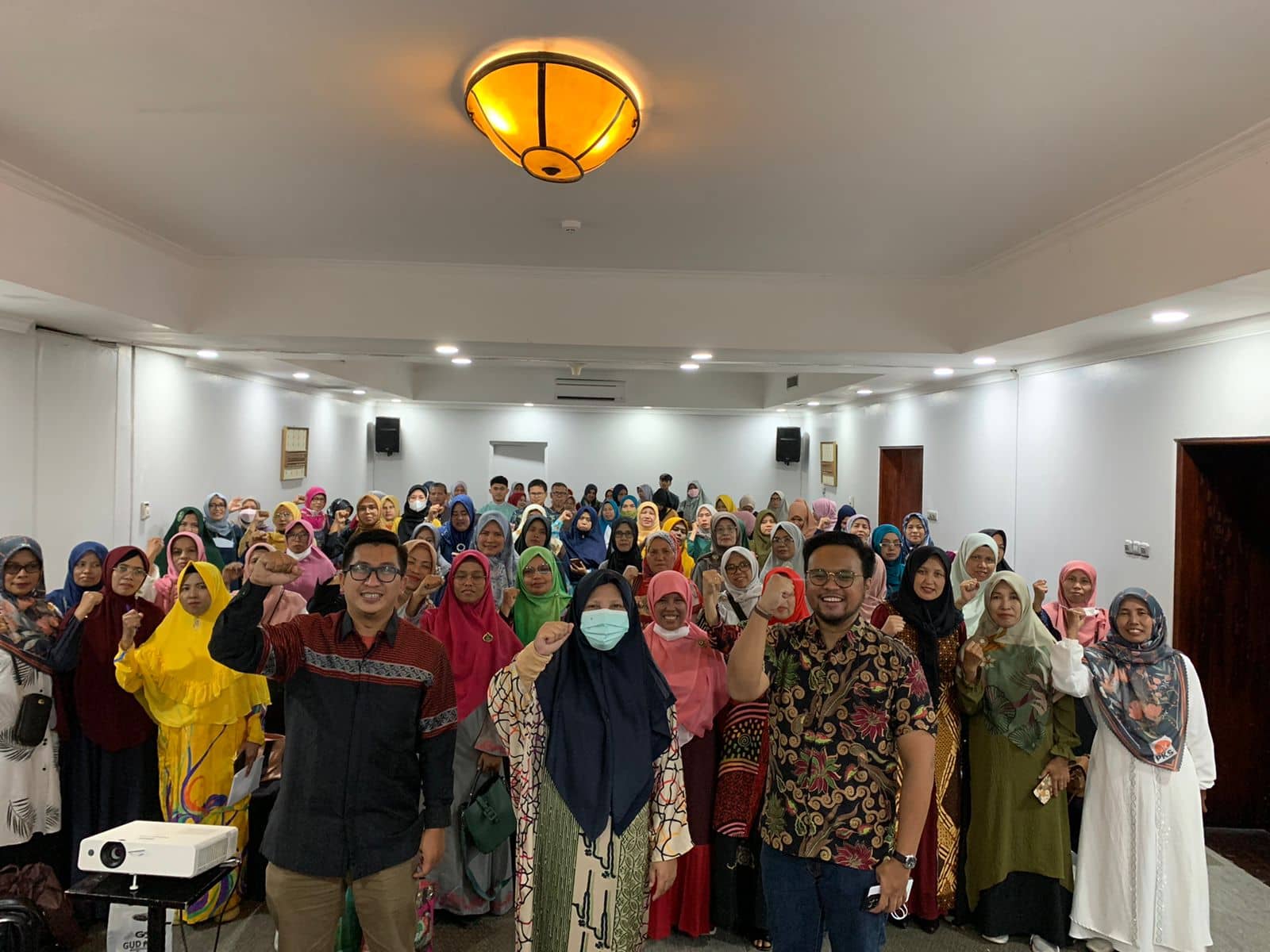 Legislator Sumbar, Hj Nevi Zuairina Minta UMKM Sumbar Masuk Pasar Digital dengan Segera Urus SNI