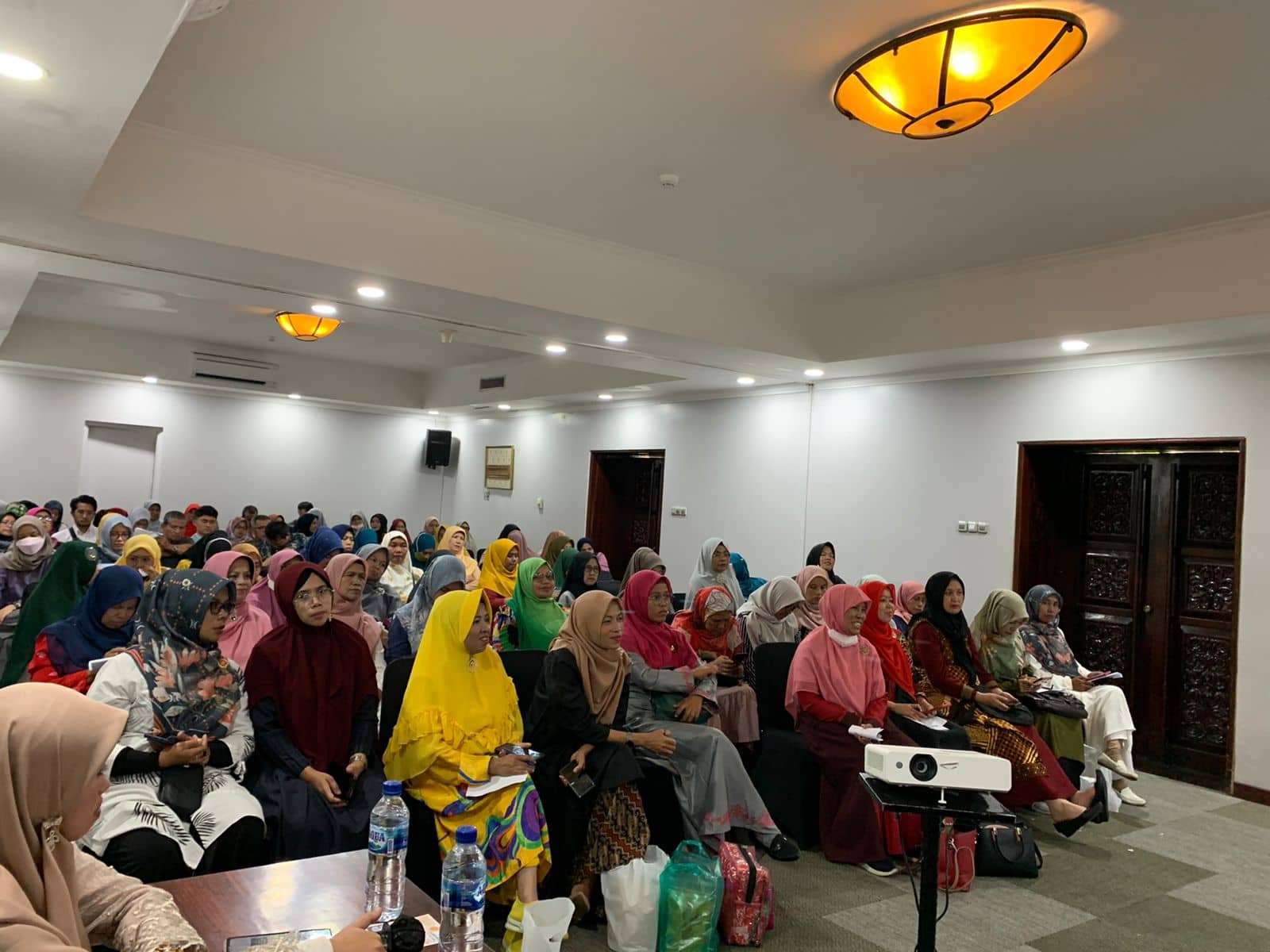 Legislator Sumbar, Hj Nevi Zuairina Minta UMKM Sumbar Masuk Pasar Digital dengan Segera Urus SNI