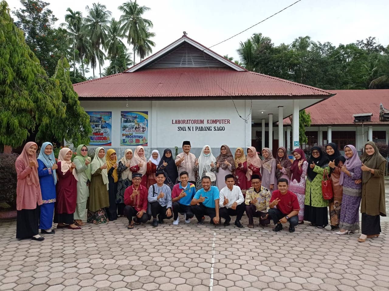 Di Padang Pariaman, Agam dan Payakumbuh, Nevi Zuairina Silaturahmi Dengan Wali Siswa Penerima Beasiswa