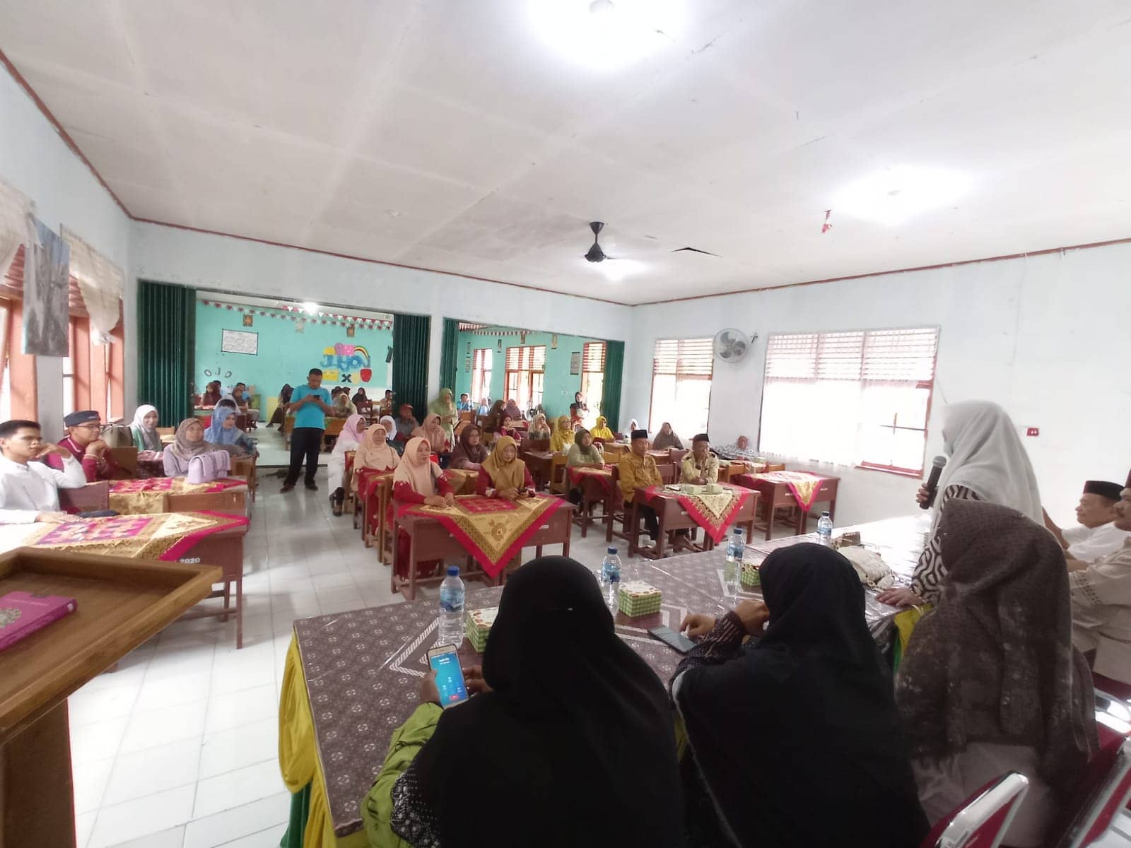 Di Padang Pariaman, Agam dan Payakumbuh, Nevi Zuairina Silaturahmi Dengan Wali Siswa Penerima Beasiswa