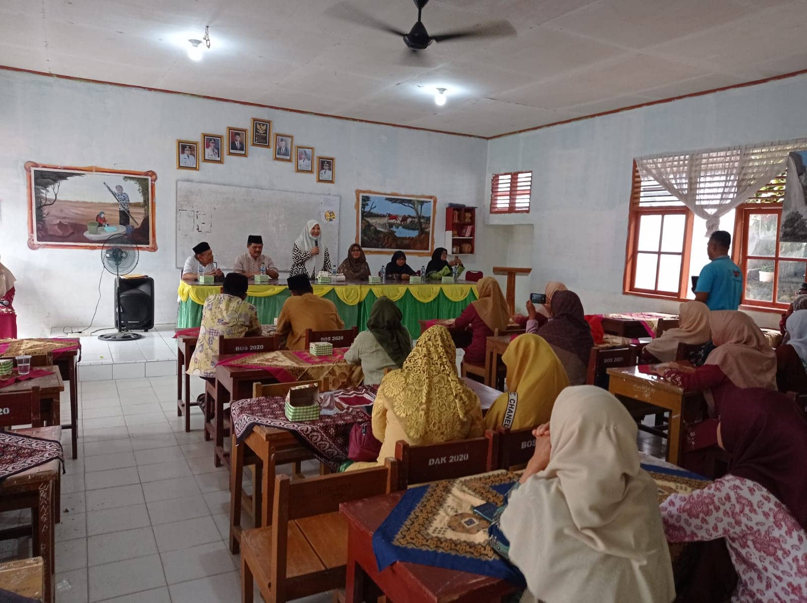 Di Padang Pariaman, Agam dan Payakumbuh, Nevi Zuairina Silaturahmi Dengan Wali Siswa Penerima Beasiswa