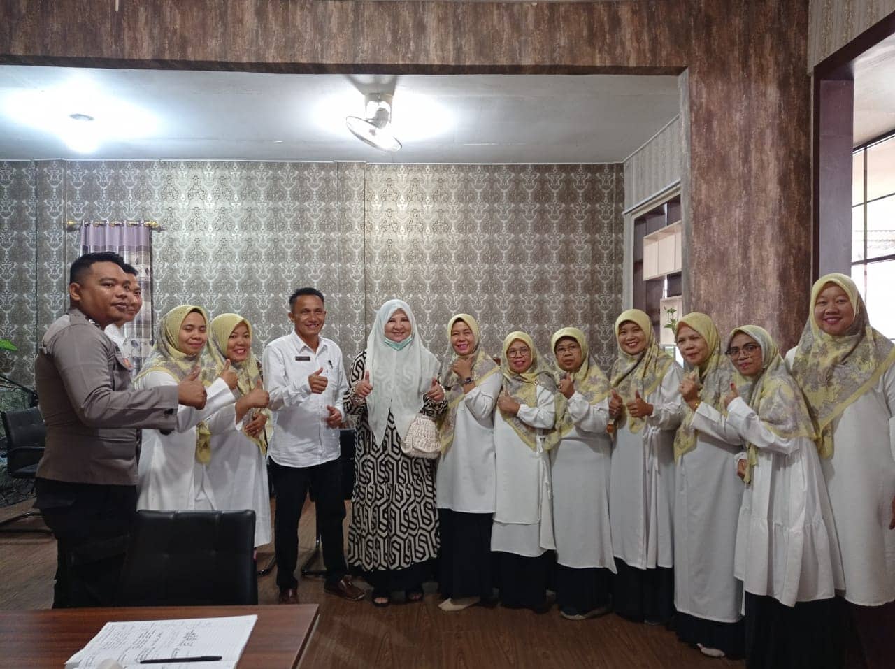 Di Padang Pariaman, Agam dan Payakumbuh, Nevi Zuairina Silaturahmi Dengan Wali Siswa Penerima Beasiswa