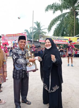 Nevi Zuairina Dukung dan Hadir Turnamen Volly Empat Kabupaten di Sumbar (1)