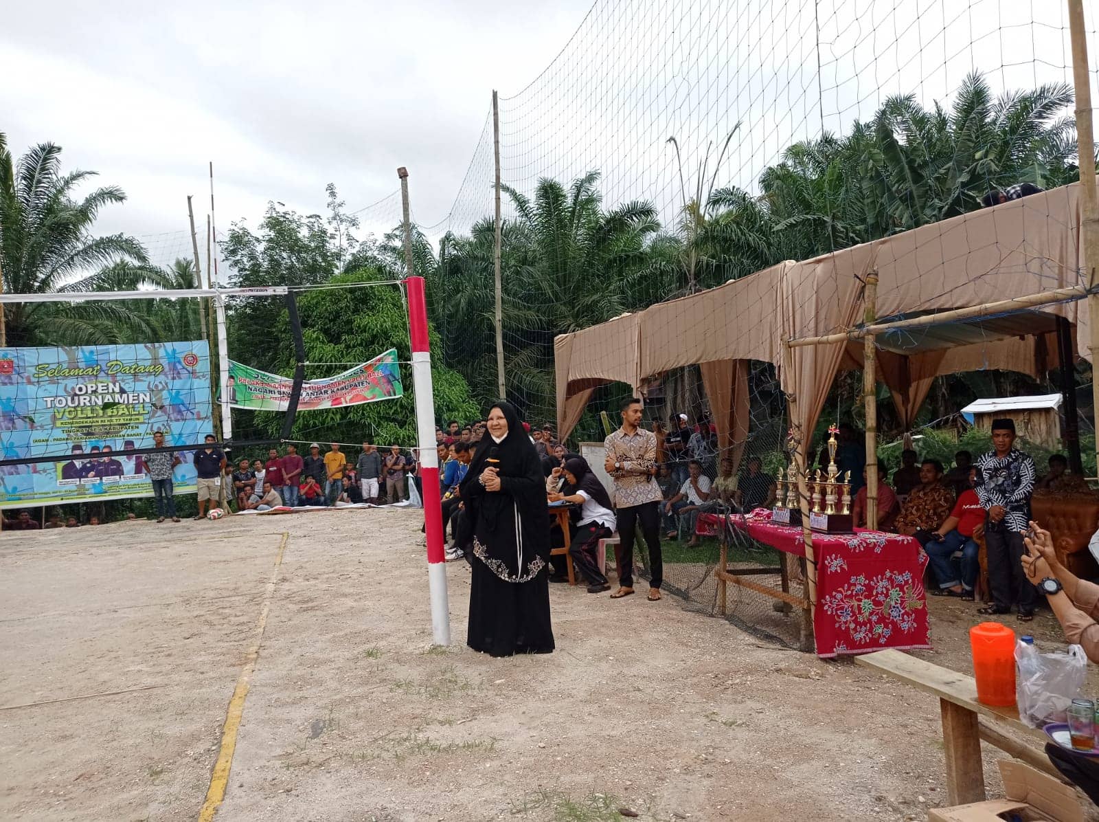 Nevi Zuairina Dukung dan Hadir Turnamen Volly Empat Kabupaten di Sumbar (4)