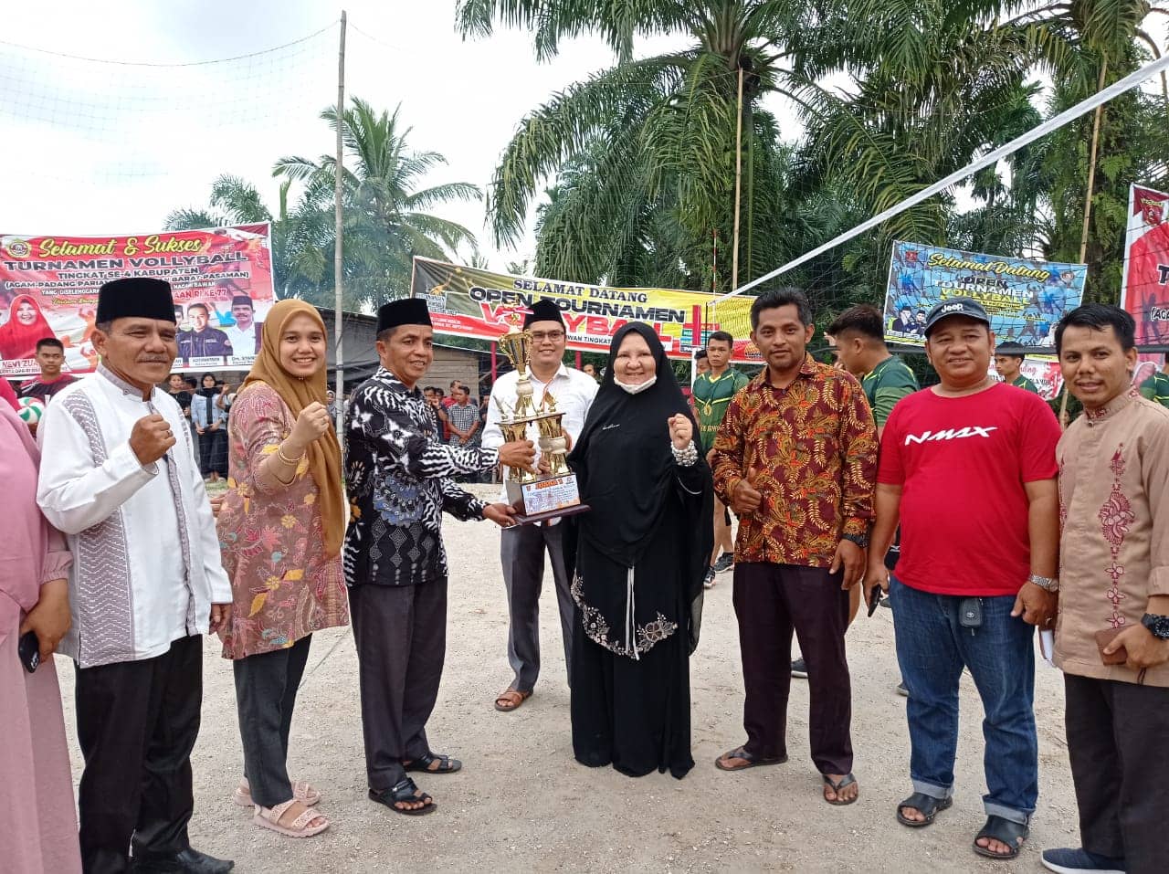 Nevi Zuairina Dukung dan Hadir Turnamen Volly Empat Kabupaten di Sumbar (5)