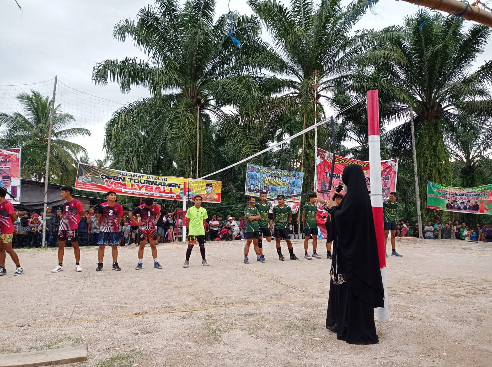 Nevi Zuairina Dukung dan Hadir Turnamen Volly Empat Kabupaten di Sumbar (6)