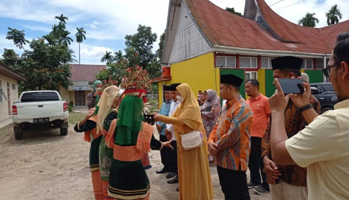 Nevi Zuairina Kembali Salurkan 11 Lokasi TJSL di Sumatera Barat