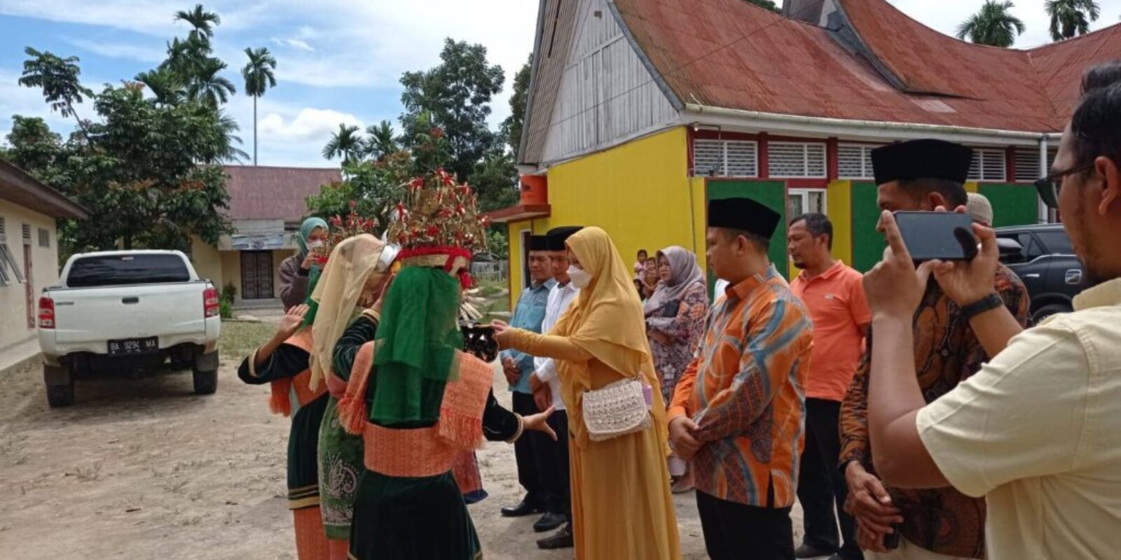 Nevi Zuairina Kembali Salurkan 11 Lokasi TJSL di Sumatera Barat