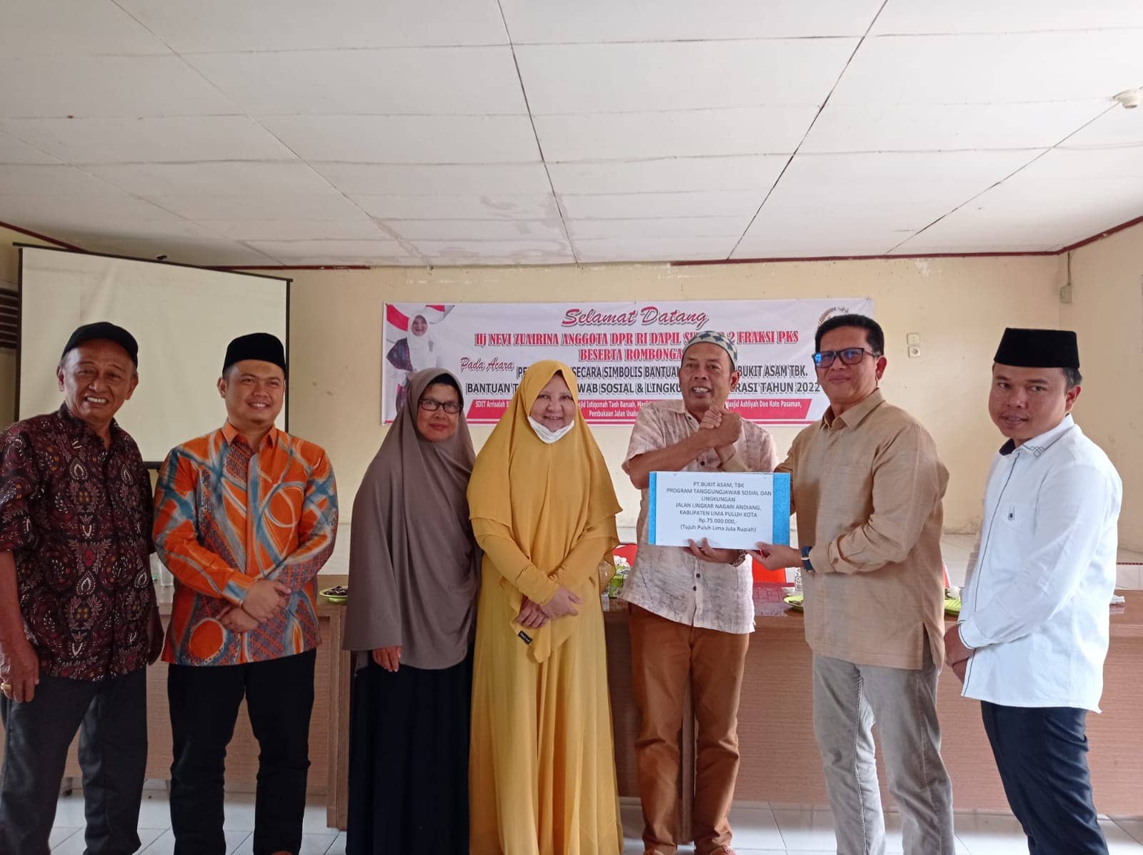 Nevi Zuairina Kembali Salurkan 11 Lokasi TJSL di Sumatera Barat