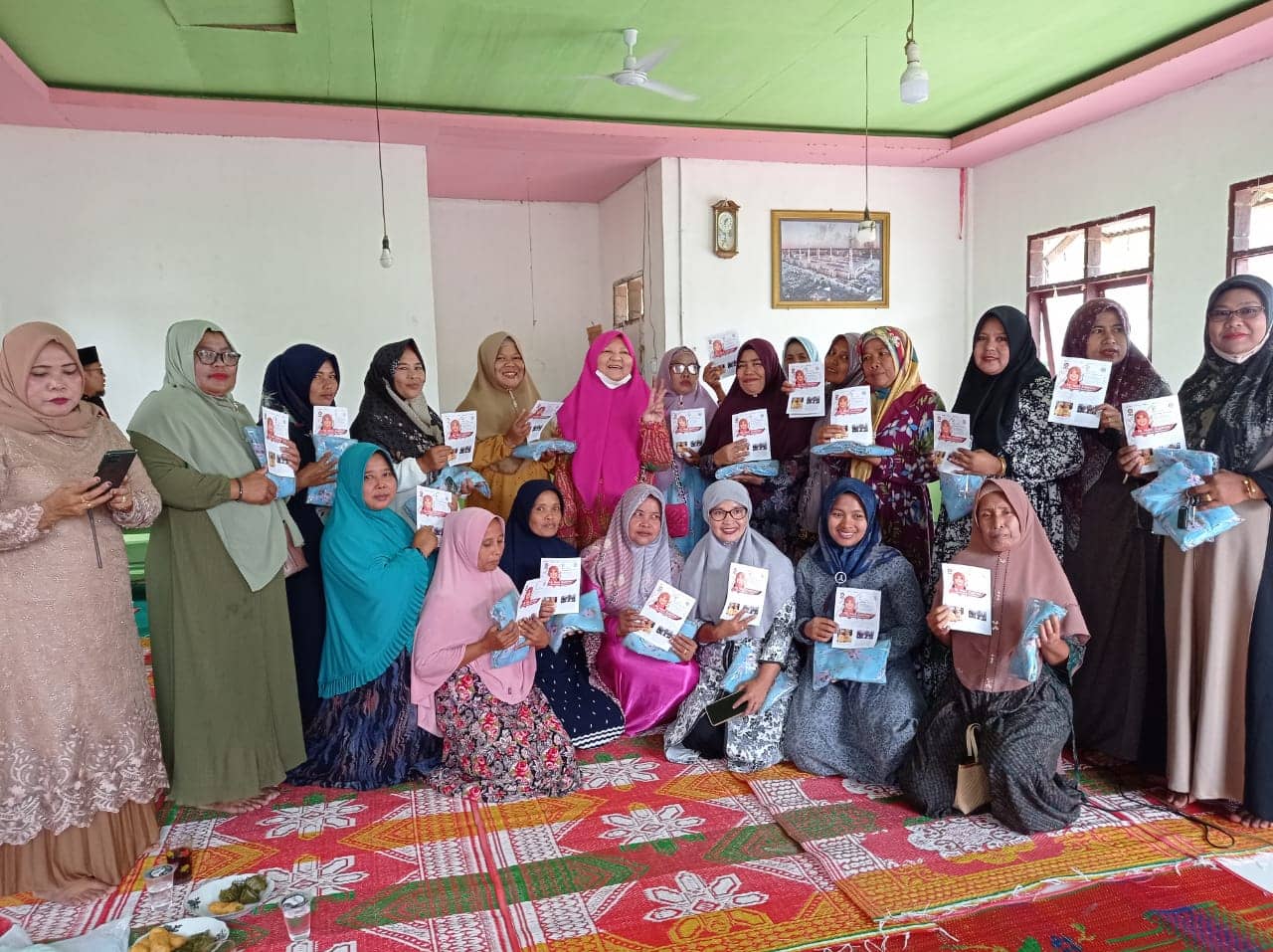 Pembagian baju seragam untuk ibu² rebana kelompok nagari dan kelompok Al Makwa di nagari petok kec. Panti pasaman