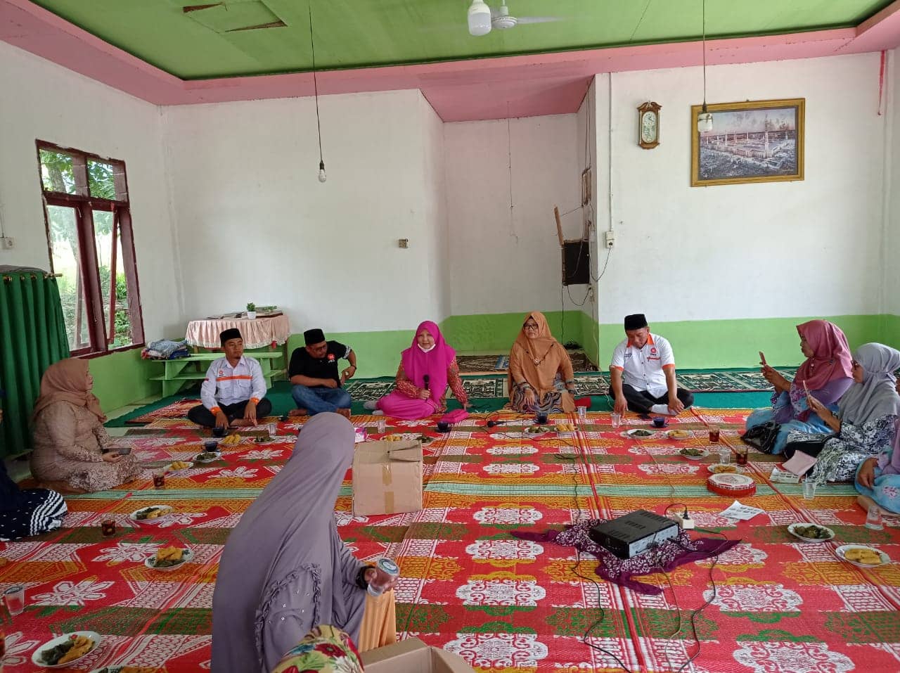 Pembagian baju seragam untuk ibu² rebana kelompok nagari dan kelompok Al Makwa di nagari petok kec. Panti pasaman