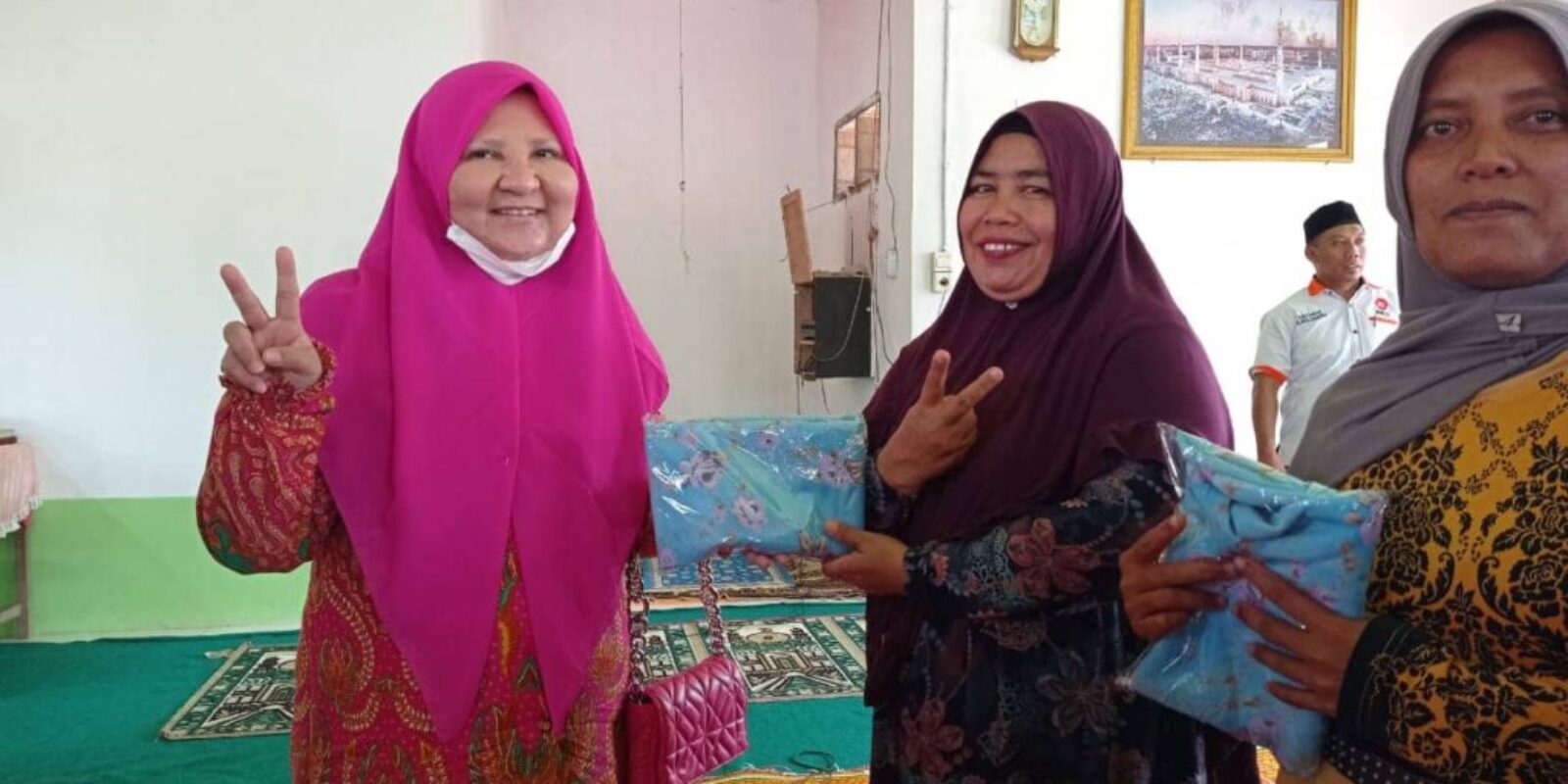 Pembagian baju seragam untuk ibu² rebana kelompok nagari dan kelompok Al Makwa di nagari petok kec. Panti pasaman