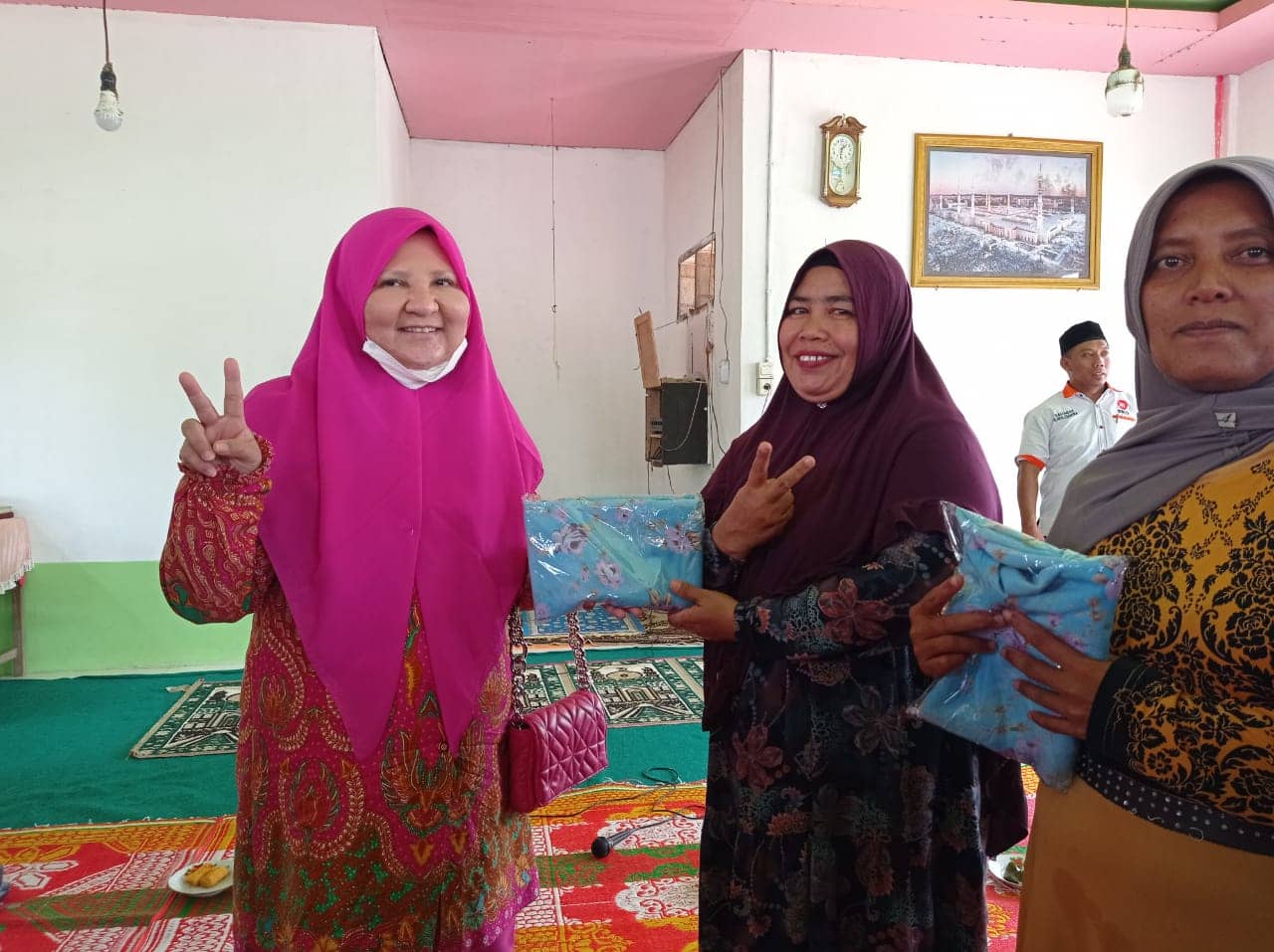 Pembagian baju seragam untuk ibu² rebana kelompok nagari dan kelompok Al Makwa di nagari petok kec. Panti pasaman