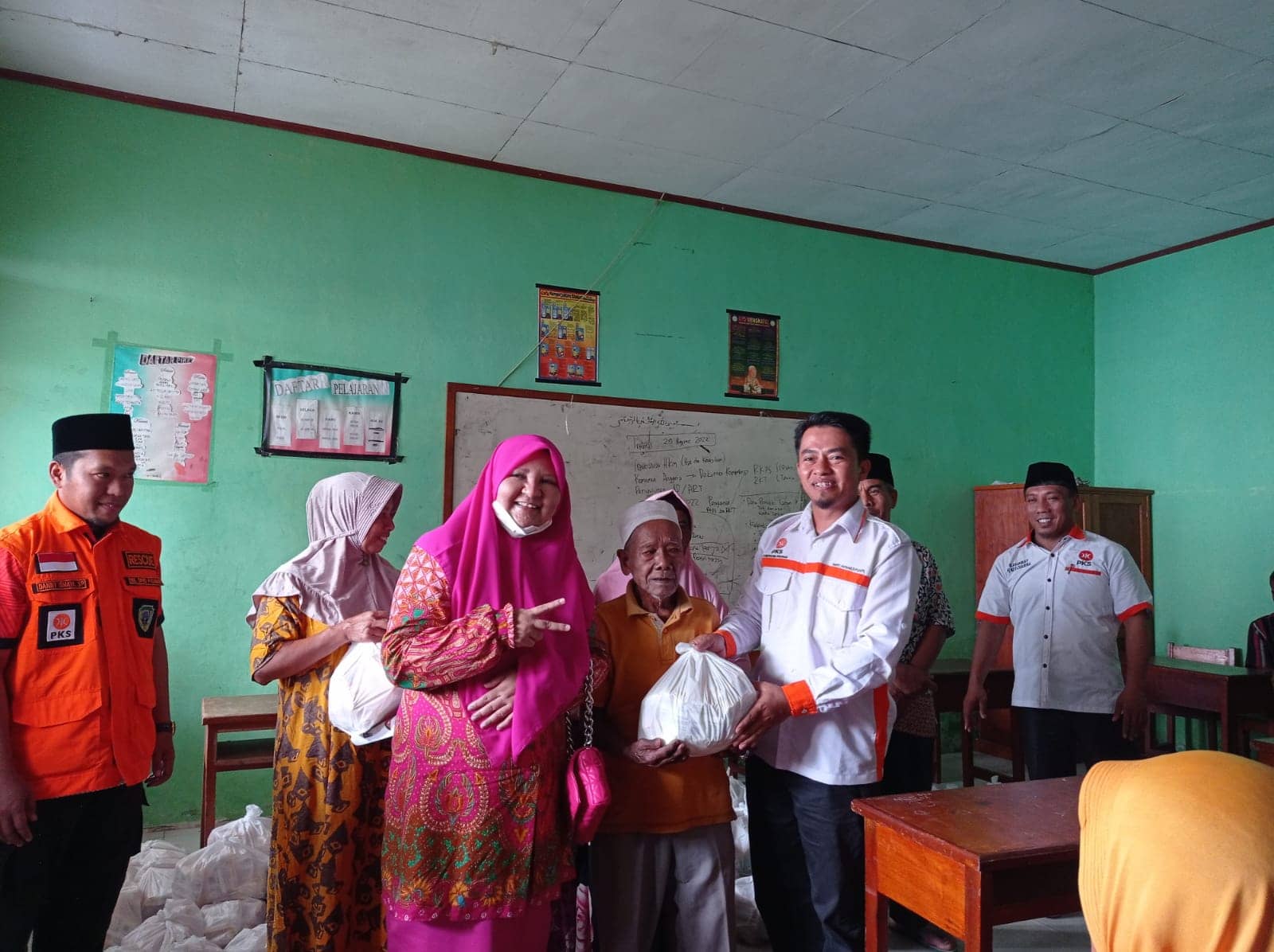 Pemberian paket sembako untuk masyarakat dan tikar di nagari mapun kec. Lubuk sikaping pasaman