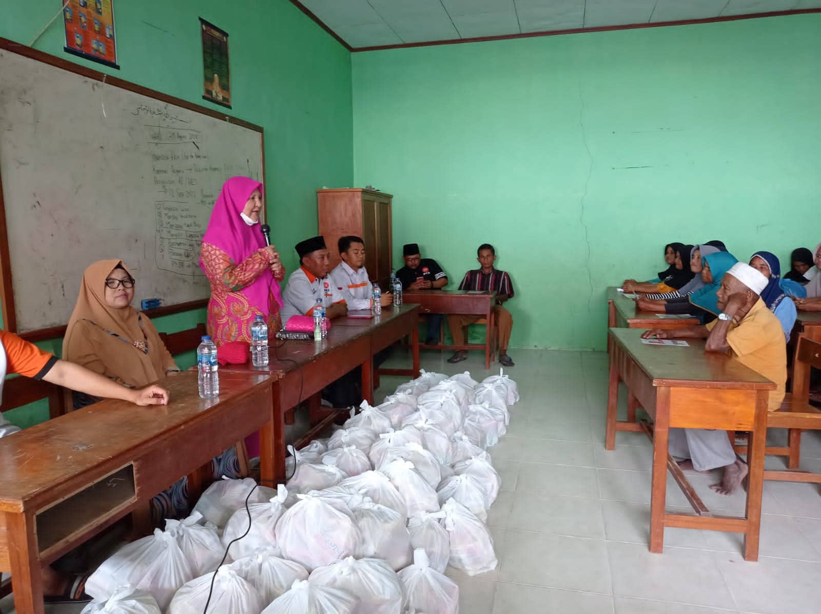 Pemberian paket sembako untuk masyarakat dan tikar di nagari mapun kec. Lubuk sikaping pasaman