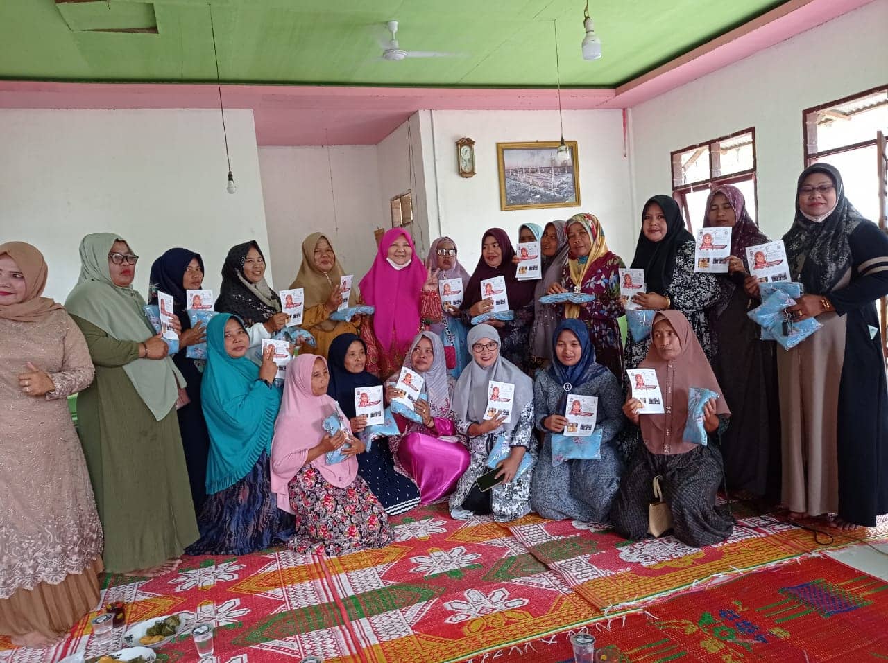 Pemberian paket sembako untuk masyarakat dan tikar di nagari mapun kec. Lubuk sikaping pasaman