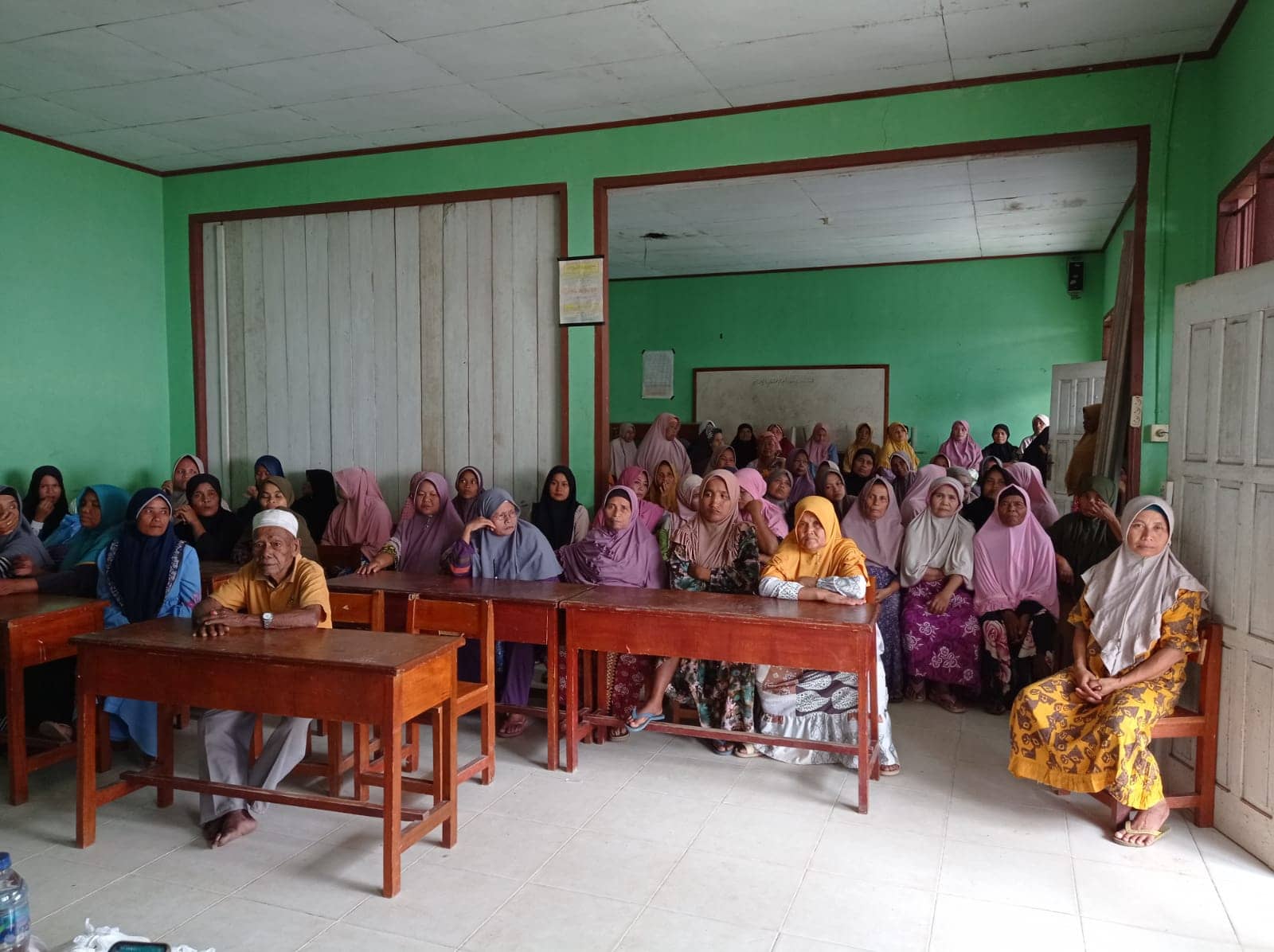Pemberian paket sembako untuk masyarakat dan tikar di nagari mapun kec. Lubuk sikaping pasaman
