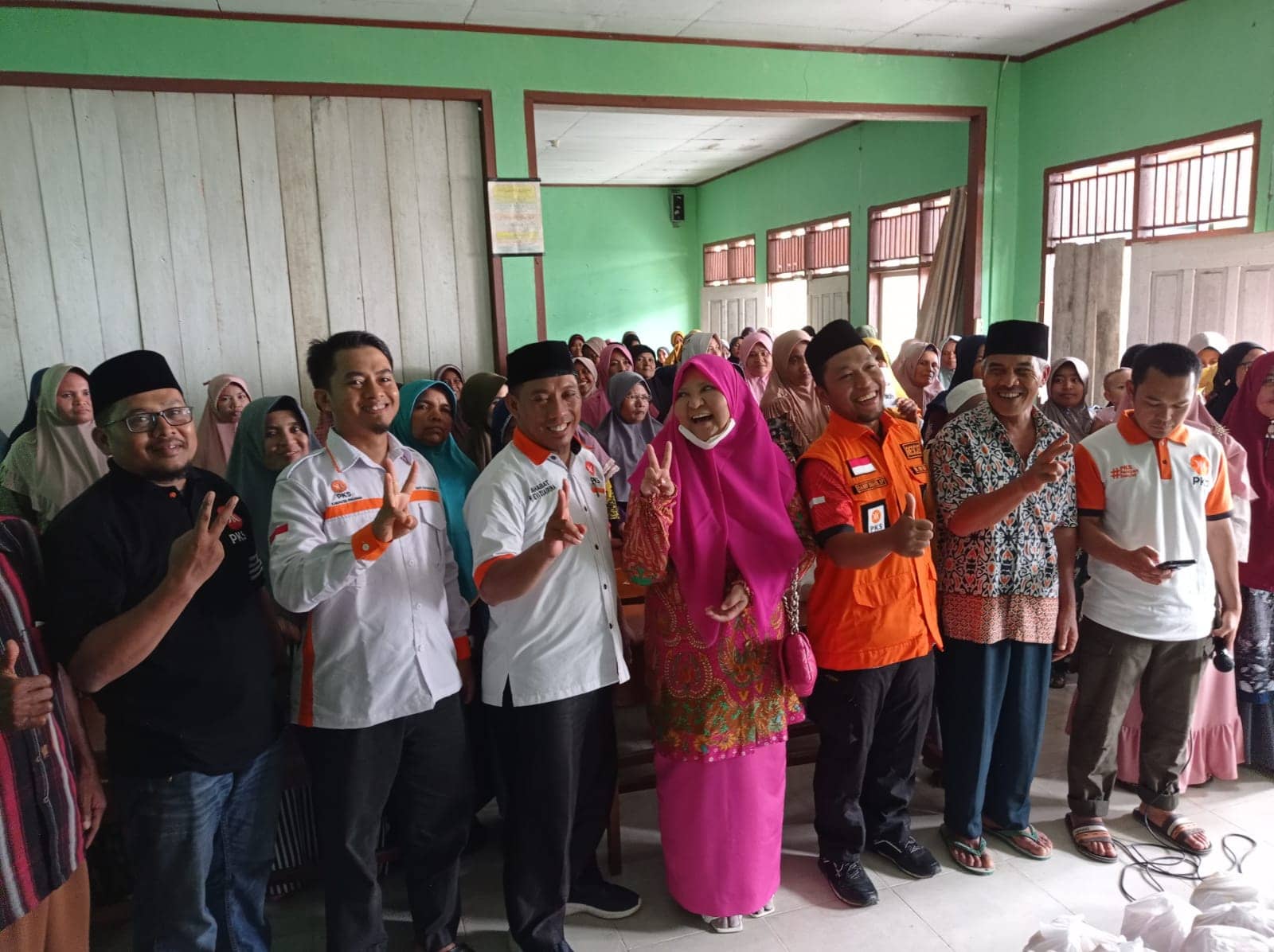 Pemberian paket sembako untuk masyarakat dan tikar di nagari mapun kec. Lubuk sikaping pasaman